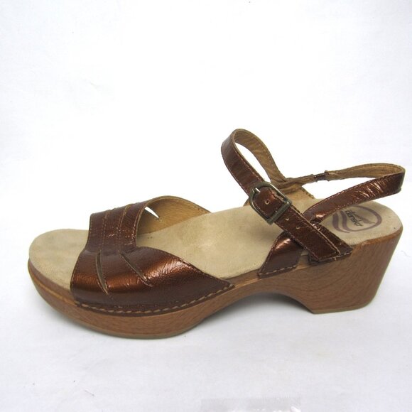 Dansko Serafina Sandals Size 39 8.5 9 Brown Crinkled Patent Leather Toffee - Picture 1 of 12